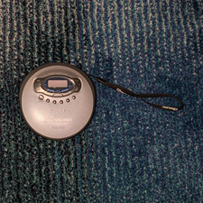 Sony Walkman Portable CD Player with AM/FM Radio, Silver. READ DESCRIPTION 
