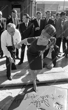 8b03-059 Debbie Reynolds puts hands feet in cement Chinese Theatre 8b03-059 8b03