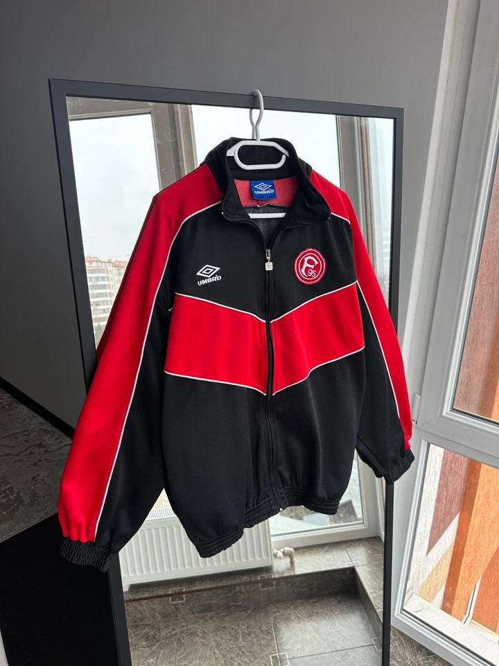 Chaqueta de Pista Umbro Fortuna Düsseldorf 95 De Colección Negra Roja Fútbol Fútbol Cremallera Foto 2 de 4