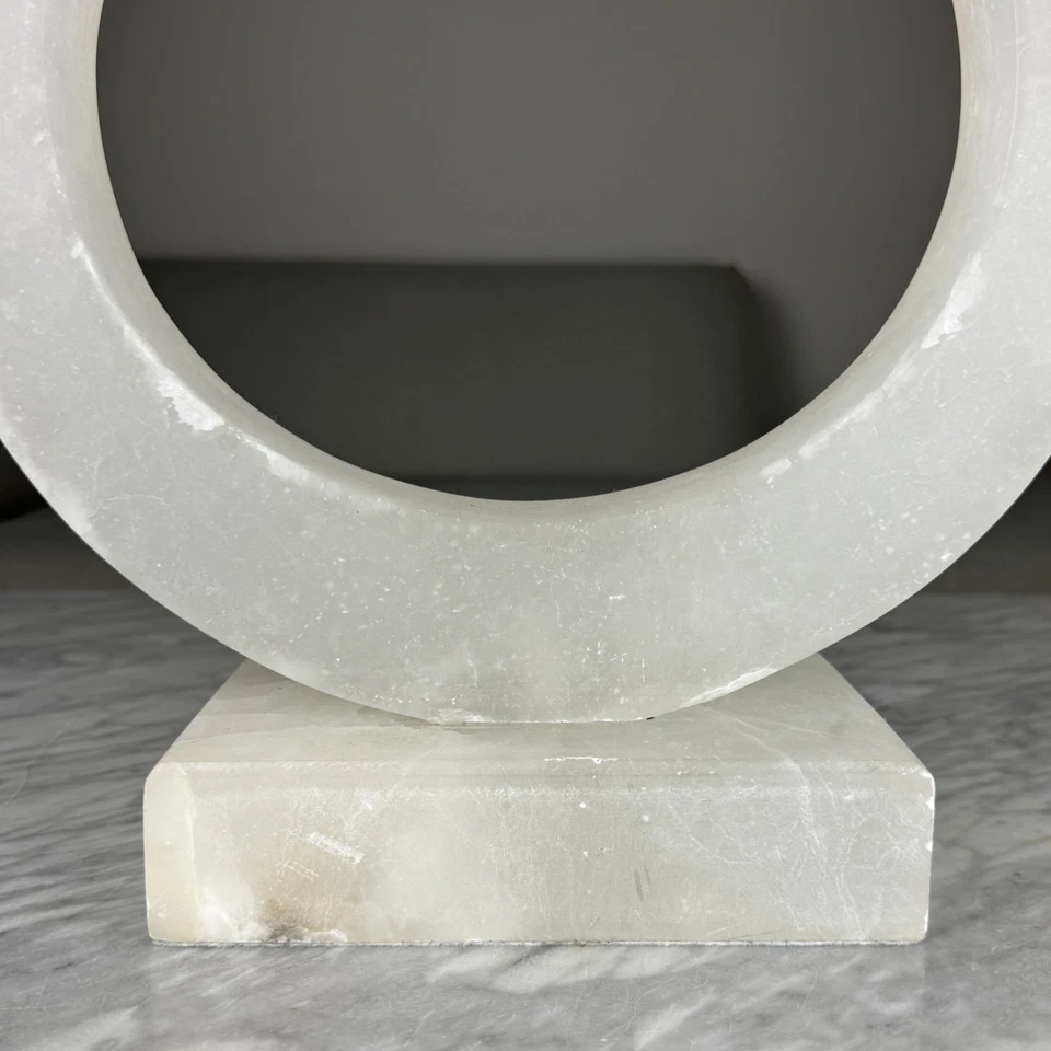 Lámpara de mesa de piedra Chapman con forma de anillo de alabastro de confort visual blanca Foto 3 de 4