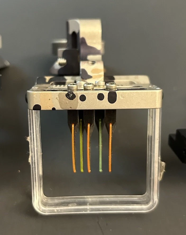 TRES miras ajustables de arco compuesto de 5 puntos - mira con patrón de camuflaje de HOYT Foto 4 de 4