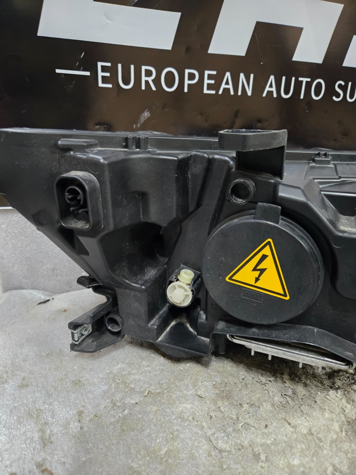 2017 - 2020 Maserati Levante M161 Left Driver Side Xenon Headlight OEM 670034642