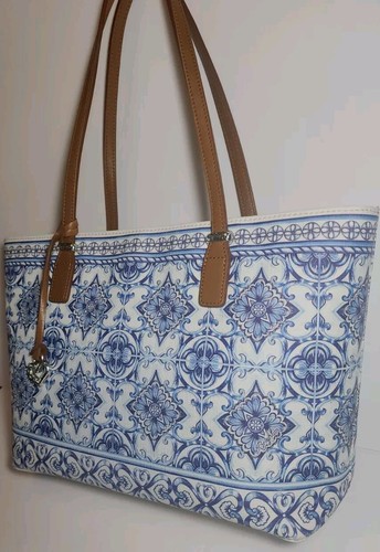 BOLSO DE HOMBRO TOTE BRIGHTON RARO BELLA CAPRI AZUL/BLANCO MULTICOLOR LONA RECUBIERTA - Imagen 2 de 18