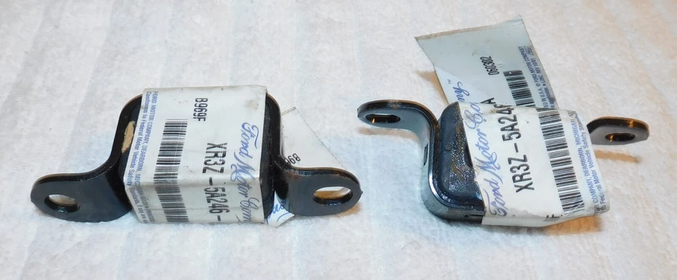 1999-2004 Ford Mustang GT Cobra Saleen NOS OEM SUPORTE ISOLANTE CABIDE DE ESCAPE - Imagem 2 de 2