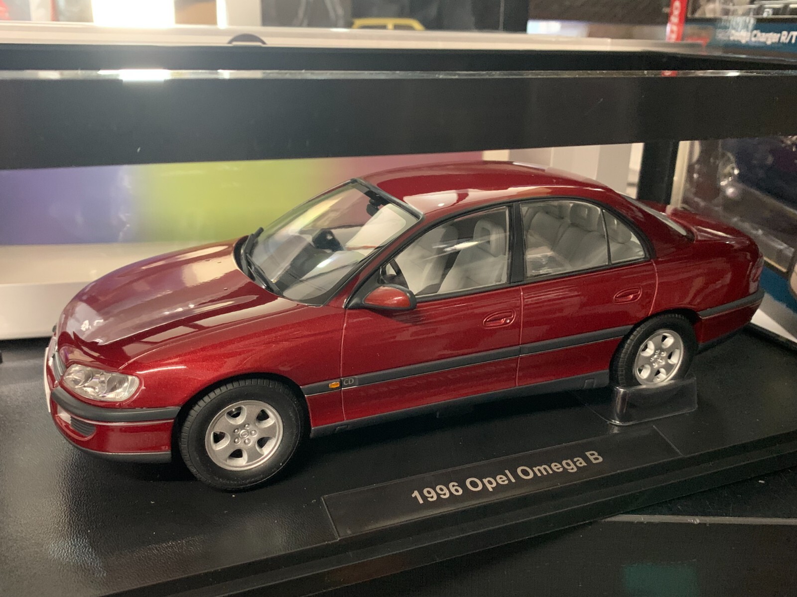 Opel Omega B miniature 1/18 Triple 9 voiture de collection vintage 1996 rouge marseille 1800432