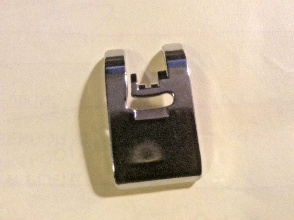 Pie en zigzag 7 mm - “A” 412-7640-01 para máquinas de coser Viking Husqvarna se adapta a 1-7 Foto 2 de 4