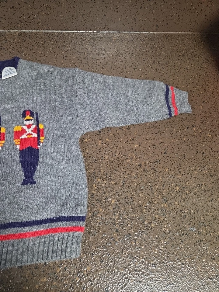 Suéter Vintage TKS Basics Niño Pequeño Vacaciones Soldados Cuello Redondo Acrílico Gris 3T Foto 4 de 4
