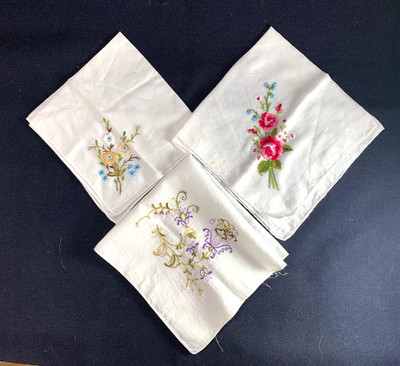 (BEO) Set of 3 Vintage Floral Embroidered Handkerchiefs approx 10'' square