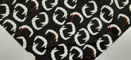 Bandana/bufanda para perro, corbata, Halloween, vampiro, colmillos, brillo en la oscuridad, M, L - Imagen 2 de 3