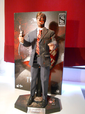Two-Face Harvey Dent 1/6 DC Figur Hot Toys MMS 546