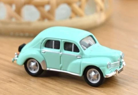 La Renault 4cv bleue en voiture miniature par Norev au 1/43e incomplète
