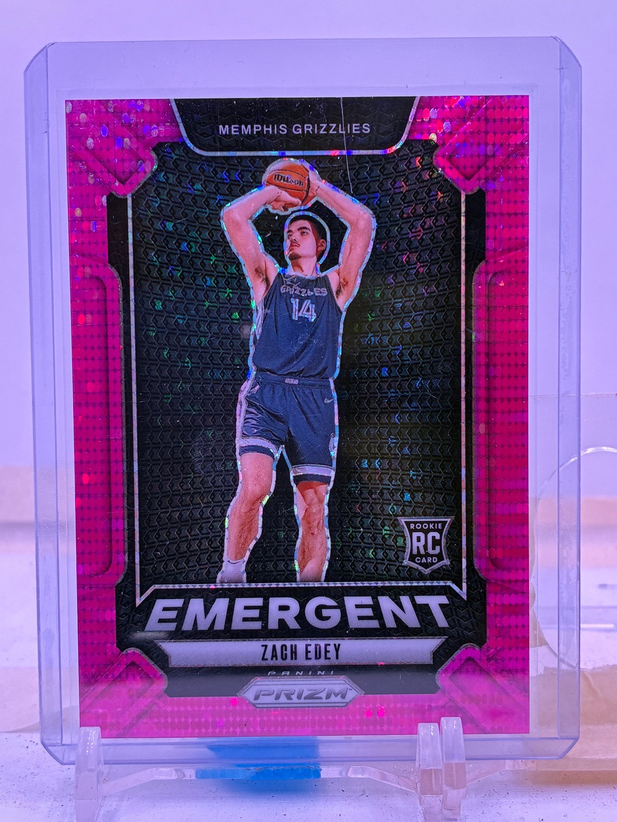 2024-25 Panini Prizm Emergent Pink Pulsar SP #16 Zach Edey 22/42
