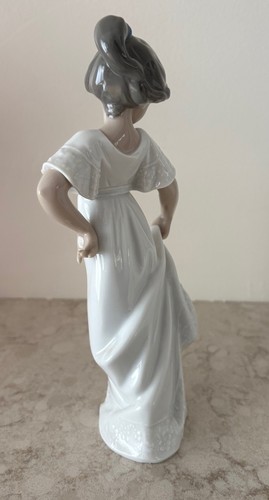 NAO by LLADRO How Pretty! Collectible Porcelain Girl Figurine with Original Box - Picture 5 of 8