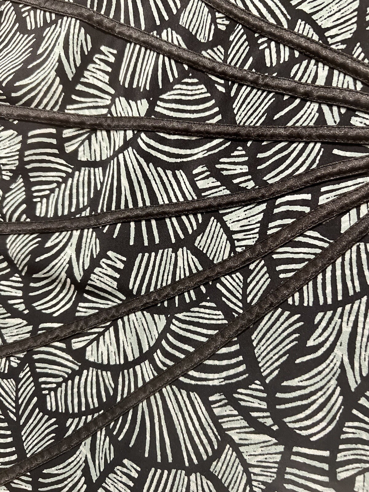 Connected Size 8 Leaf Patterned Cap Sleeve V Neck… - image 5