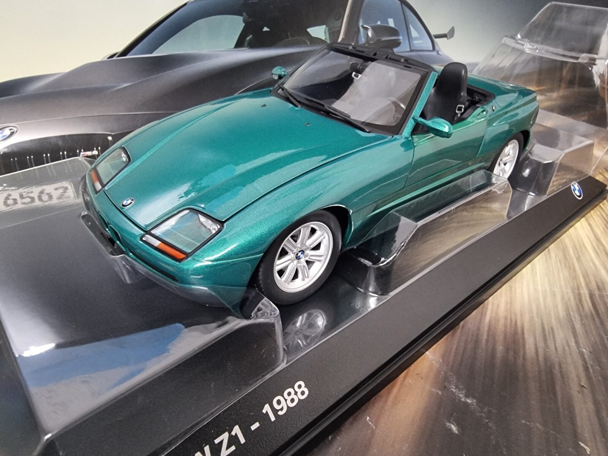WCCF レア【１】 NEW MINICHAMPS BMW Z1 ROADSTER IN GREEN 1:18 SCALE