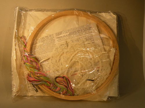 PZW43 CREATIVE CIRCLE KIT #1947 embroidery & cross stitch kit, RUFFLES & ROSES - Picture 6 of 6