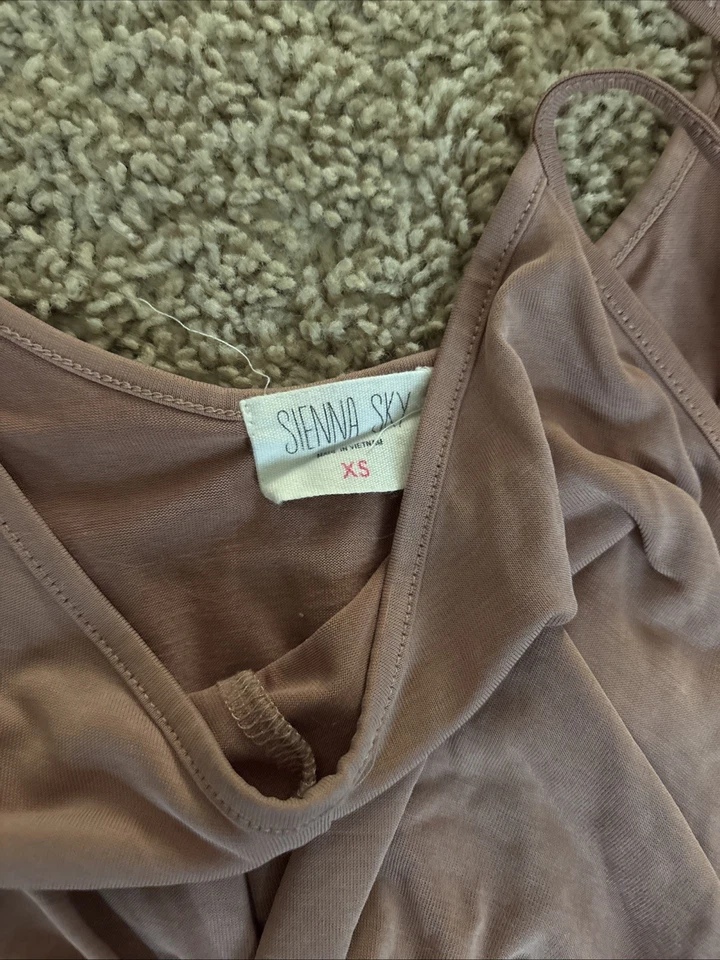 LOTE de 3 macacões. feminino/júnior. tamanho pequeno e extra pequeno. moderno e bonito - Imagem 4 de 4