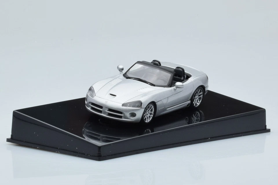 51703 Dodge Viper SRT-10 Silver AUTOart 1/43 - Immagine 2 di 4