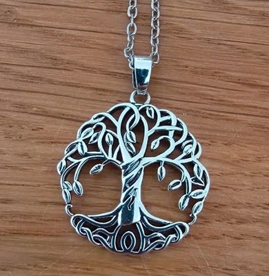 Eine filigrane Halskette mit YGGDRASIL dem Baum des Lebens