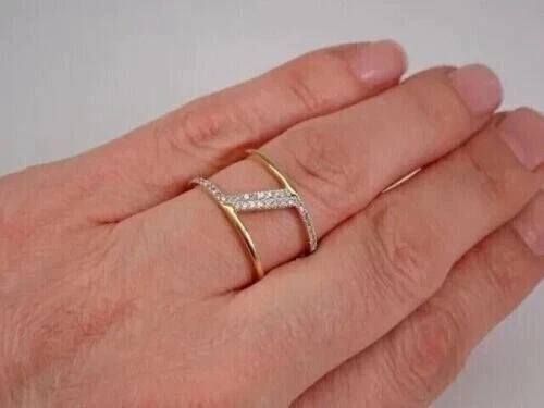 Anillo de compromiso enchapado en oro amarillo de 14 k con diamantes simulados de corte redondo de 2,50 quilates Foto 3 de 4