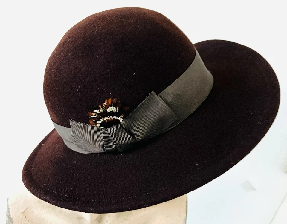 Sombrero Halston años 70 vintage con banda de grosgrain y pluma pequeña Foto 2 de 4