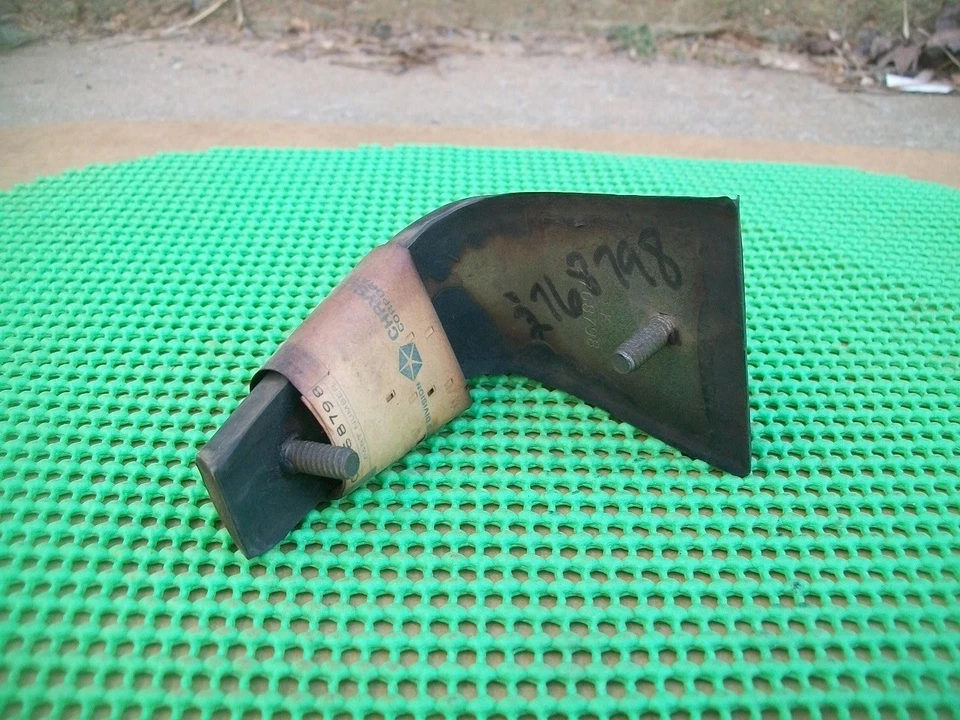 1967 年 1968 年普利茅斯 Fury Station Wagon NOS MoPar 后保险杠踏板悬浮垫 — 第 2/3 张图片