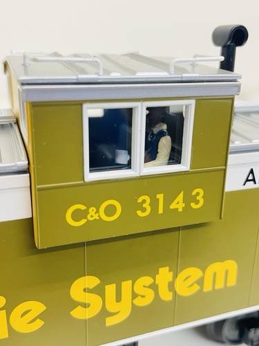 MTH Premier C&O Chessie Extended Vision Illuminated Caboose #3143 20-90012F LN - Picture 3 of 13