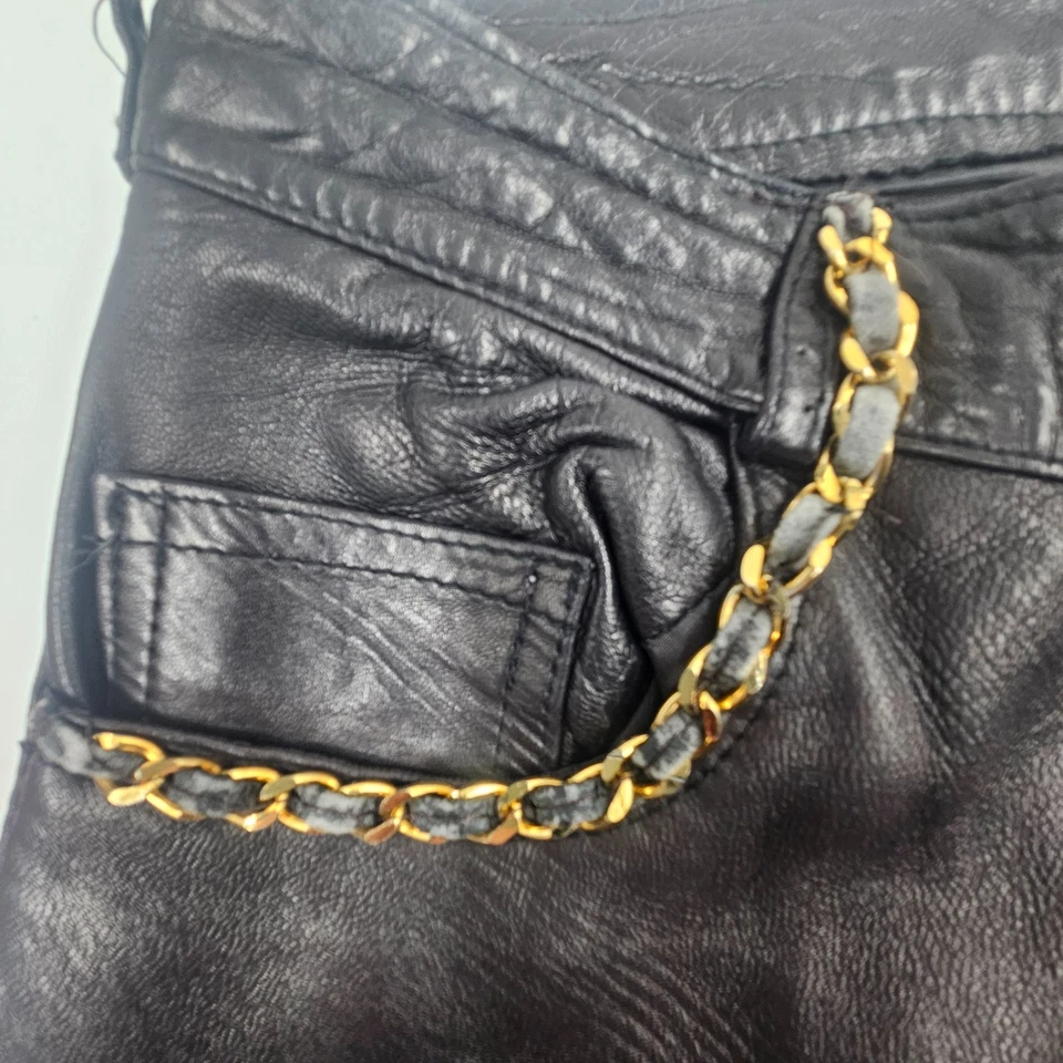 Pantalones para mujer Atelier Tell-Me Paris de cuero negro suave detalle de cadena dorada Francia Foto 4 de 4