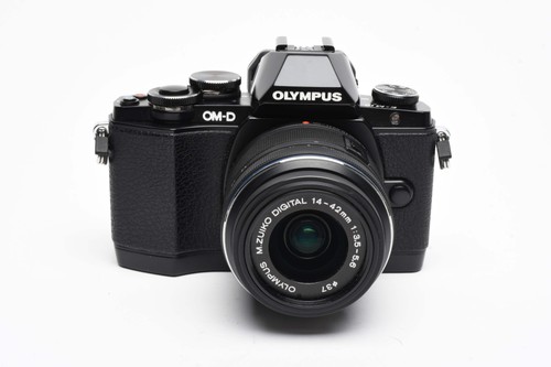 Olympus OM-D E-M10 w/14-42mm zoom, Only 3706 Caps! Nice!