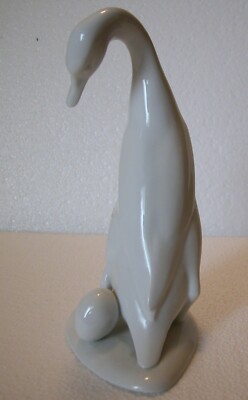 Herend - A Fine Original White Figurine Of A Swan Or Goose With An Egg