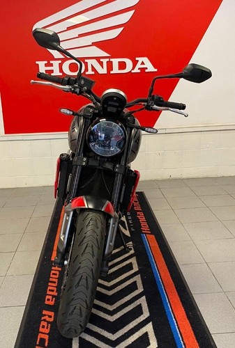 2021 TRIUMPH TRIDENT 660 IN SILVER and RED WITH FULL SERVICE HISTORY - Picture 7 of 11