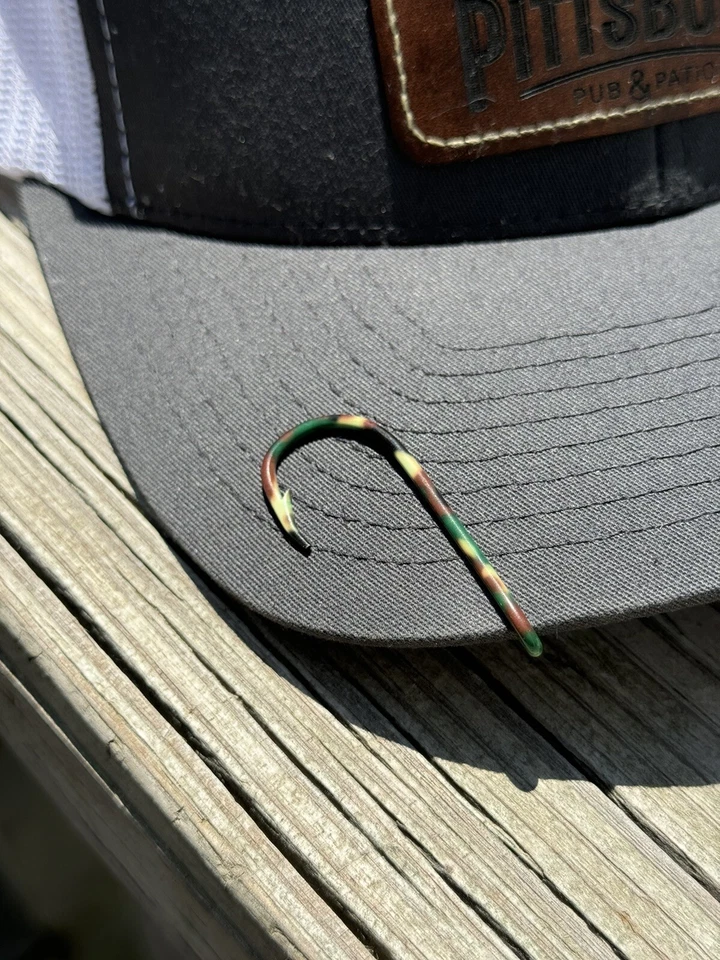 GARRA DE ÁGUILA ORIGINAL “CAMUFLAJE” ANZUELO SOMBRERO PIN/CLIP DE DINERO en Paquete Original Foto 3 de 4