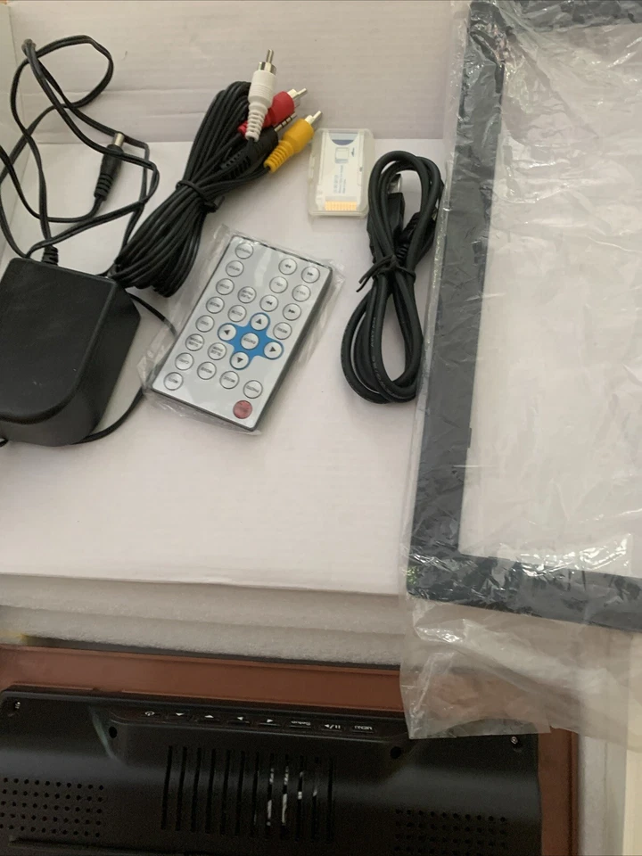 Vuescape 9" 16x9 Digital Picture Frame. Wood & Black Frame - Open Box. - Image 4 of 4