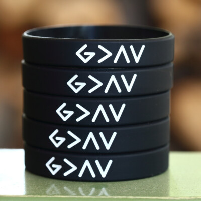 Set Da 3 Braccialetti Per Bambino 'God Is Greater Than The High And Low' - Colore Giallo