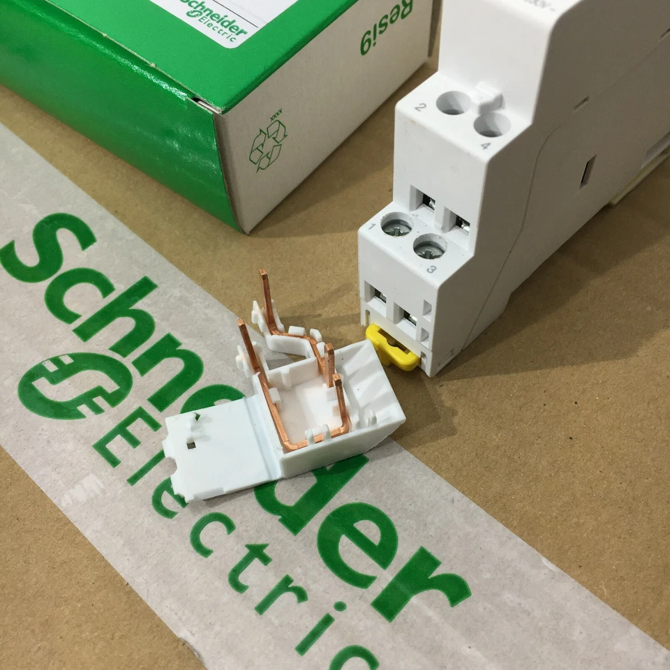 SCHNEIDER Resi9 XP - Contacteur jour/nuit 20A 2NO 230v monophasé - R9PCTH20 - Photo 3/4