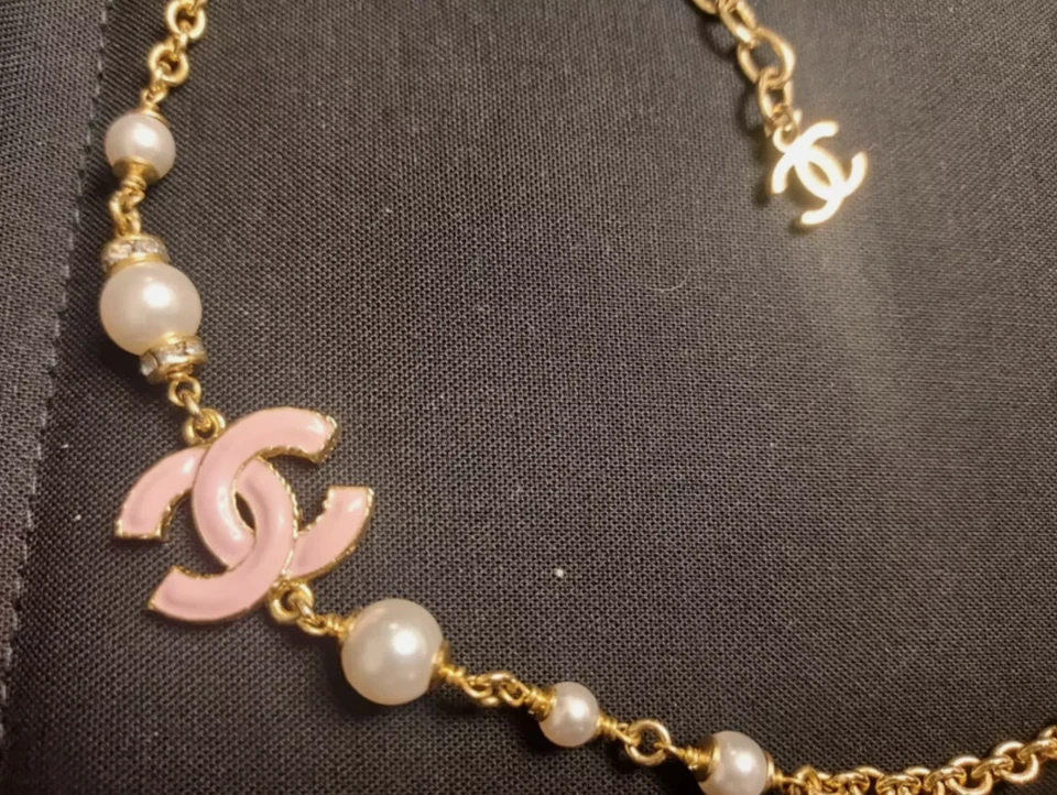 AUTÉNTICO COLLAR GARGANTILLA CHANEL L23K esmalte rosa tono dorado CC perlas Foto 2 de 4