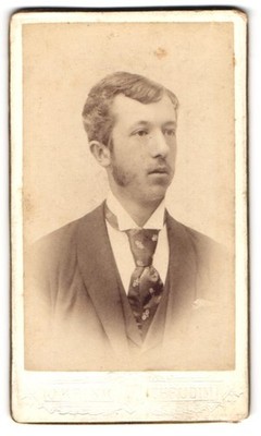 Fotografie J. Krink, Chrudim, Junger Herr mit langen Koteletten 