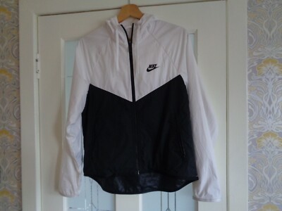 Nike Shell Jacke. Gr. XS. Gebraucht mit ausgeschnittenem Etikett. 2x kleine Löcher auf 1 Ärmel.