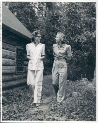 1940 Montebello Canada Peggy Ross Mary Porter Near Pine Cabin Press Photo 