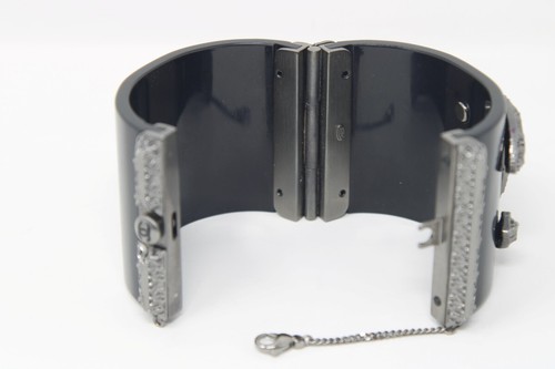 Chanel A11A Strass & Resin Black Hinged Bangle Ladies Bracelet (LP9019431) - Imagen 7 de 9