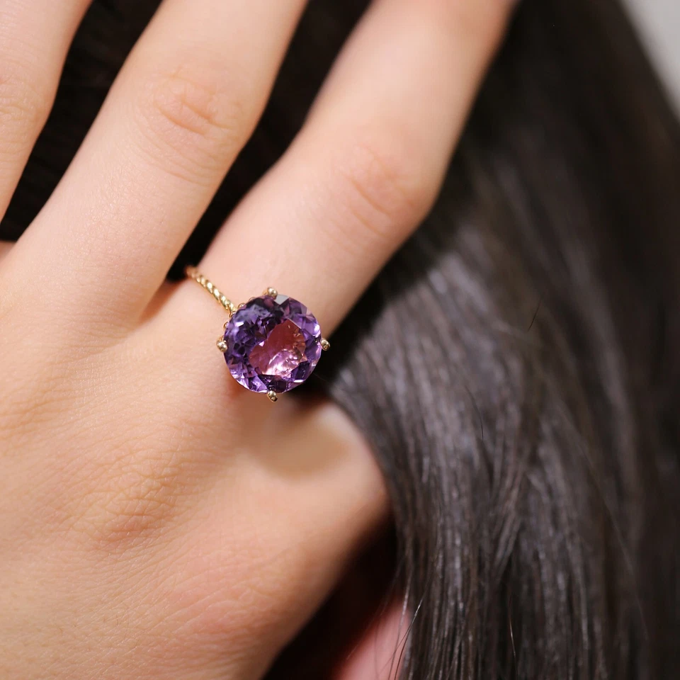 Anillo de compromiso solitario de piedras preciosas de amatista natural de 5 quilates de oro amarillo macizo de 14 quilates Foto 2 de 4