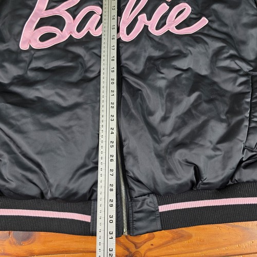 Barbie Varsity Bomberjacke Damen Größe 18 Schwarz & Rosa Schrift Genäht Neu - Bild 7 von 18