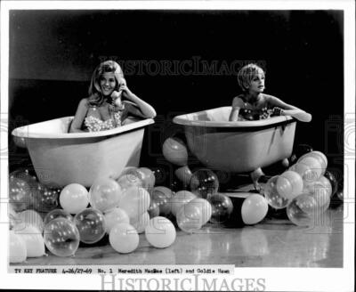 1969 Press Photo Actresses Meredith MacRae & Goldie Hawn Pose in Bath