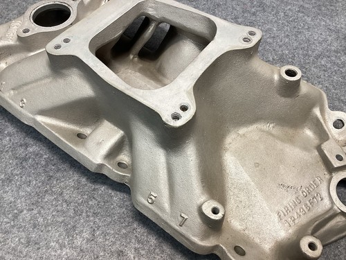 Holley Street Dominator Small Block Chevy 701R-1 300-1 Intake Manifold - Picture 8 of 16