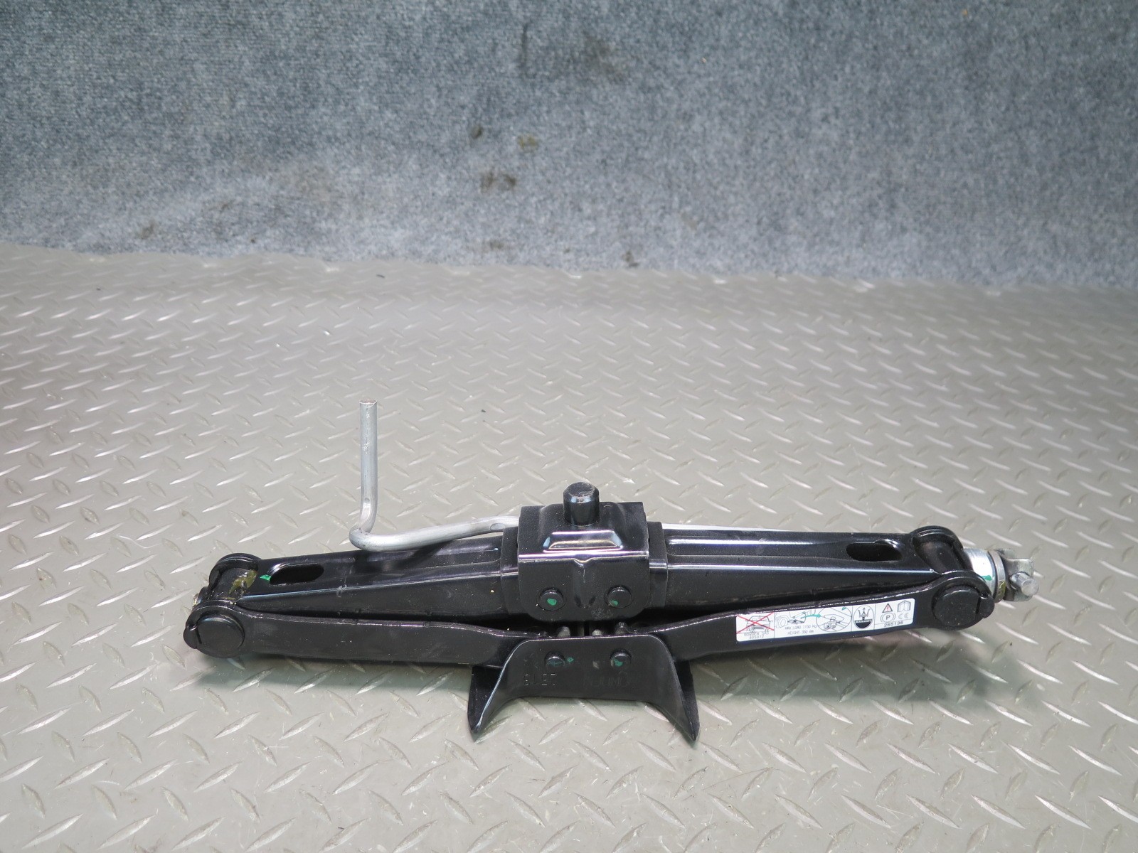 2014-2020 MASERATI GHIBLI M157 EMERGENCY SPARE TIRE JACK TOOL KIT W/ FOAM