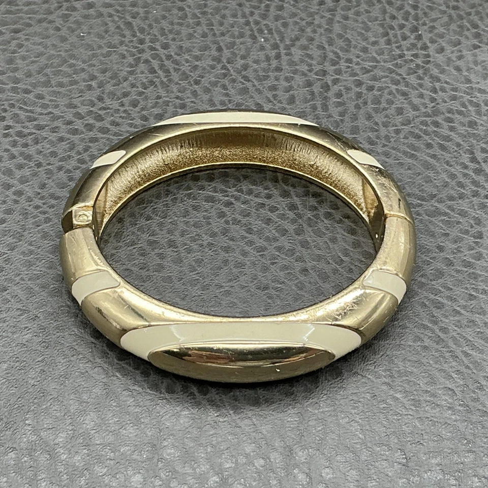 Pulseira articulada Banana Republic tom dourado creme esmalte cúpula robusta 6,2" - Imagem 2 de 4