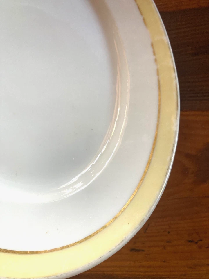 Grand plat ovale Pillivuyt en porcelaine blanche filet jaune et liseré or 1960 - Photo 4/4