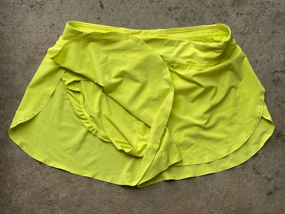 Lululemon Fast Free Reflectante Alto Tiro Clásico Corto 3" Eléctrico Limón Talla 14 Foto 3 de 4