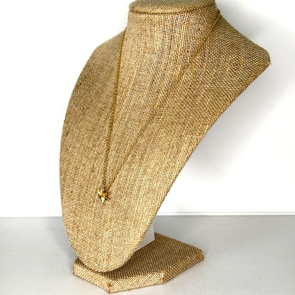 Colar pingente de flor Madewell tom dourado - Imagem 2 de 4