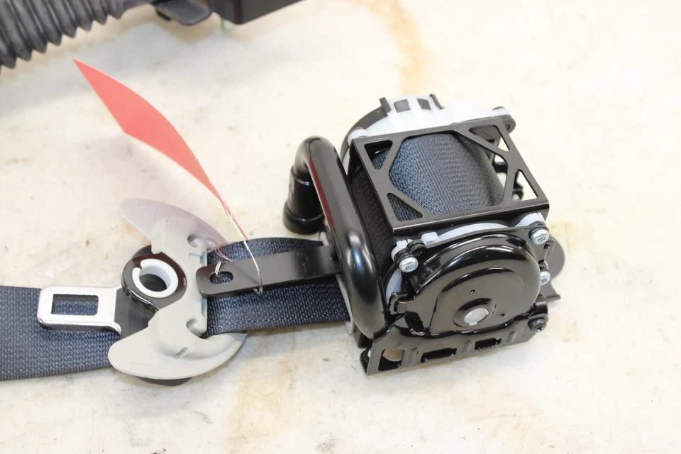 Cinturón de seguridad delantero izquierdo Infiniti Q50 2017 OEM IQ76 Foto 2 de 4